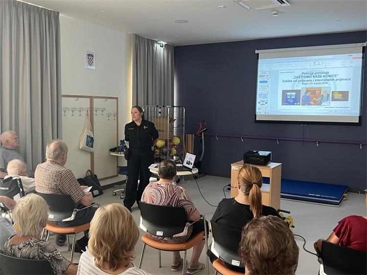 Slika /2025/predavanje u Buzetu1.jpg